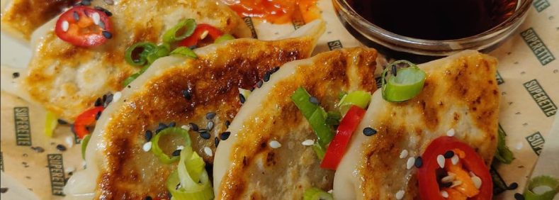 GyozaGoza_gyoza_plate_kimchi_1200x800